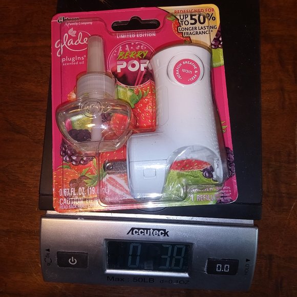 Glade PlugIns LIMITED EDITION Berry Pop Scented Oil Warmer and Refill Bottle Set - Picture 3 of 7